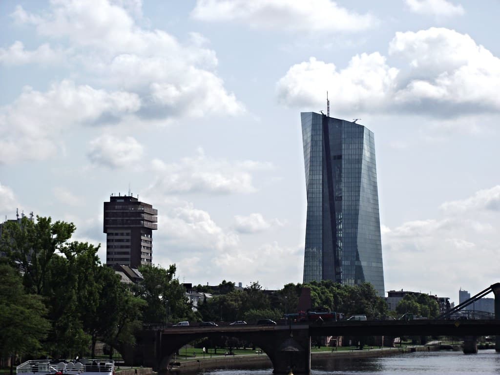 The euro short just grew again, and that is the answer to the desk's own test